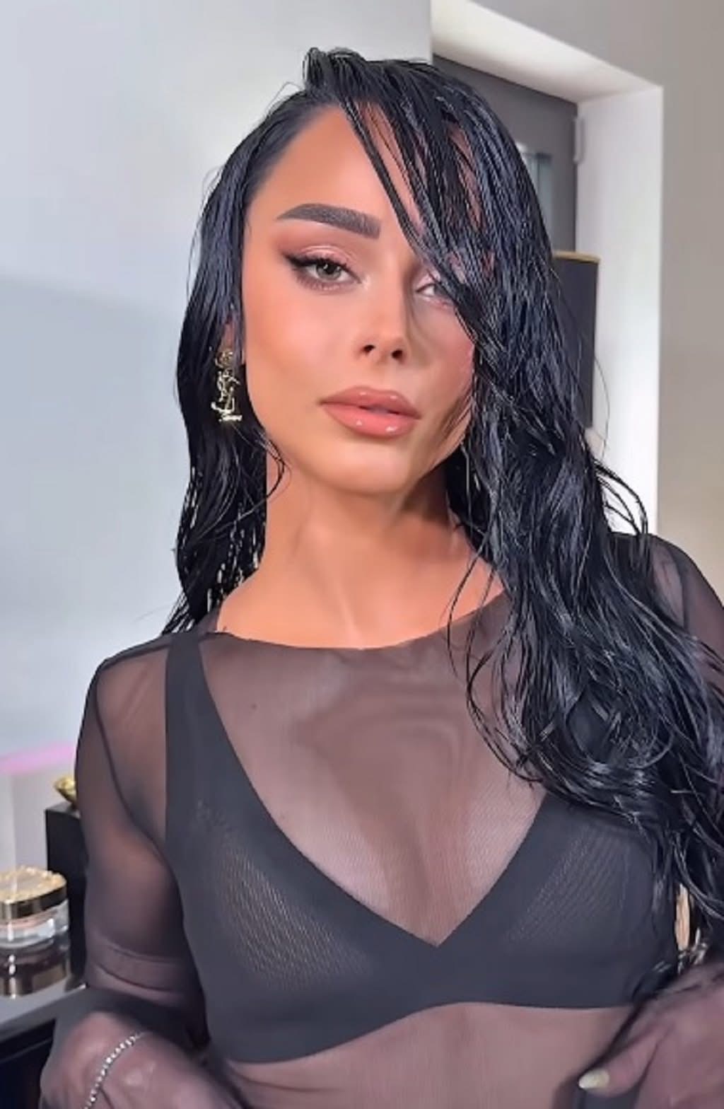 Egli do u lë pa gjumë sonte, provokon me veshjen me rrjetë