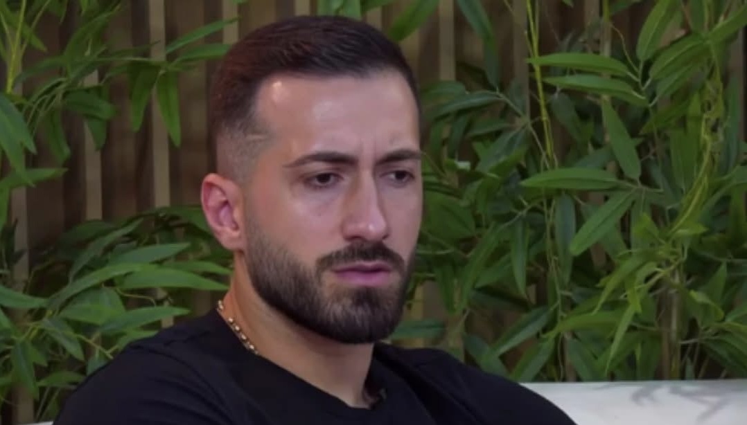 Puthje dhe përqafime: Vajza misterioze i hidhet në qafë Jozit, pamjet që po bëjnë ‘namin’ në rrjet