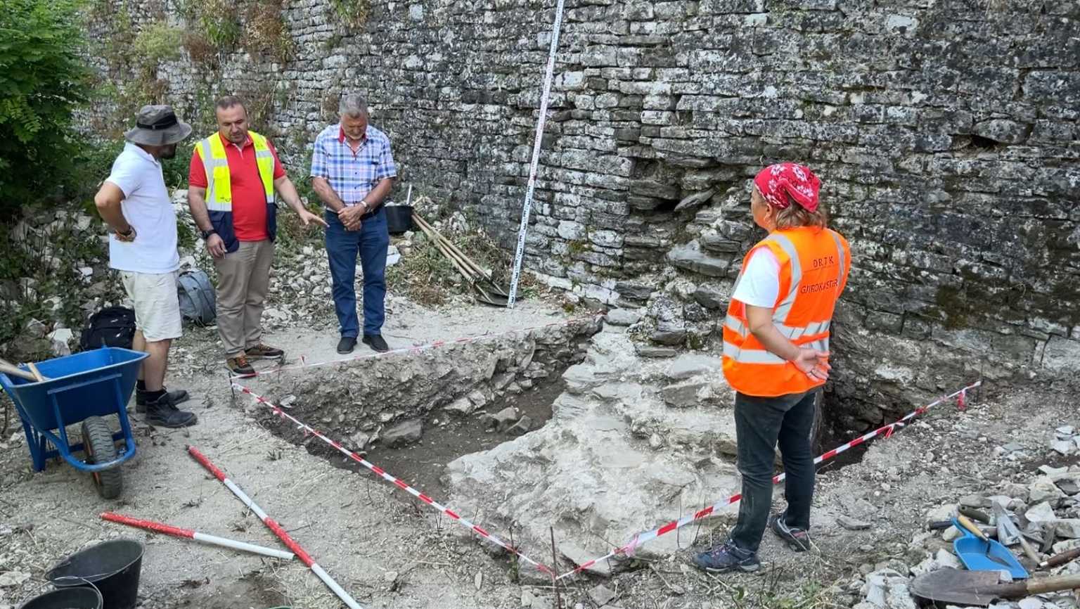 Një skelet njeriu dhe një kafshe në murin e kalasë: Zbulim i rrallë në Gjirokastër