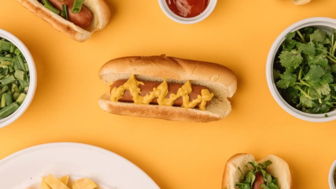 Mjekët paralajmërojnë: Një hot‑dog në ditë rrit rrezikun e kancerit dhe diabetit!