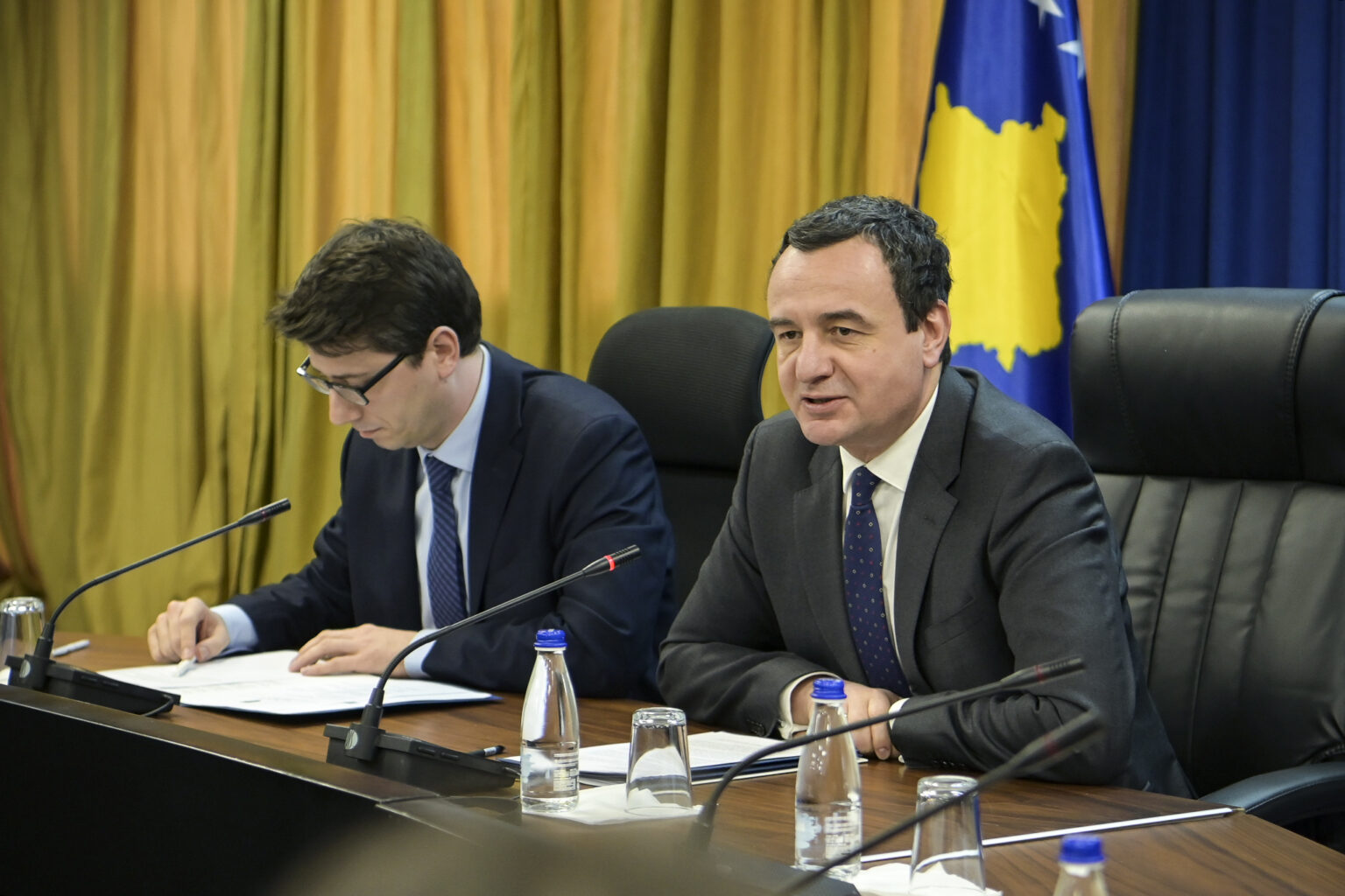 “Rroga si ministra e si deputetë”- Qytetarët i “grijnë” kritika nëpër komente qeveritarët në detyrë pasi iu sulën Gjykatës Supreme