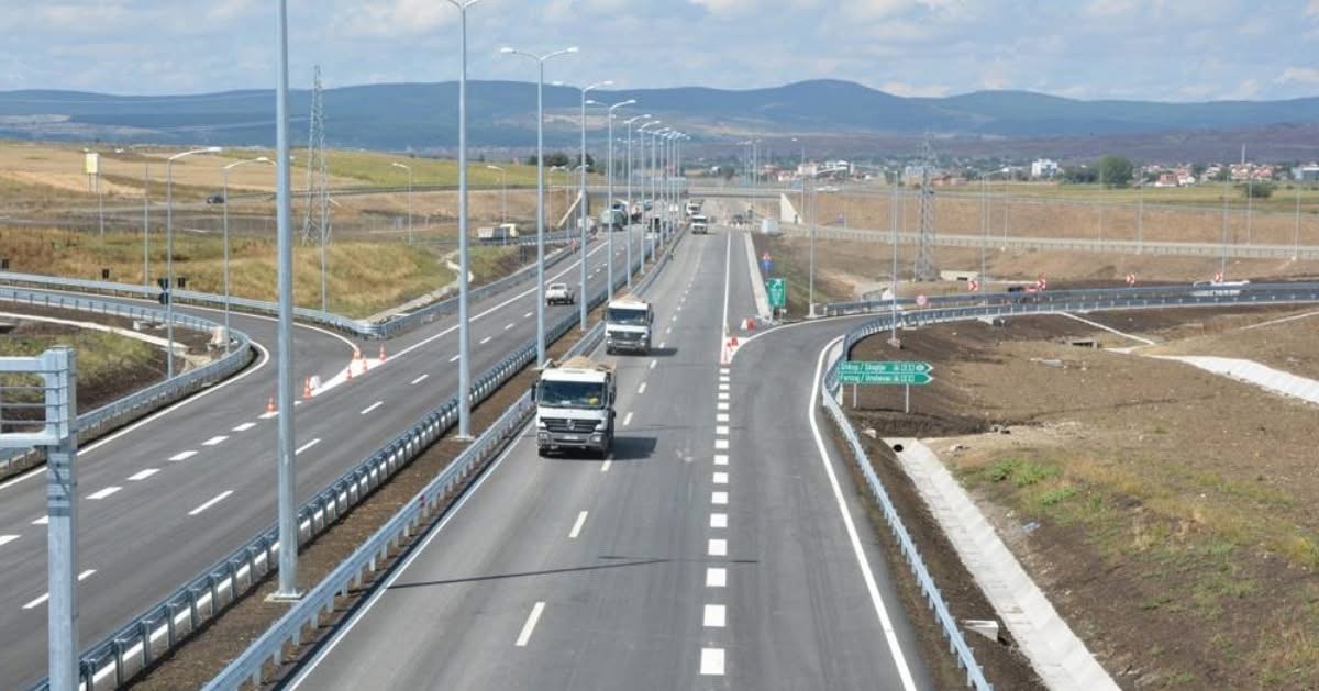 Vendim urgjent në mes të vapës – ndalohen disa automjete, ja ora kur s’mund të lëvizin!