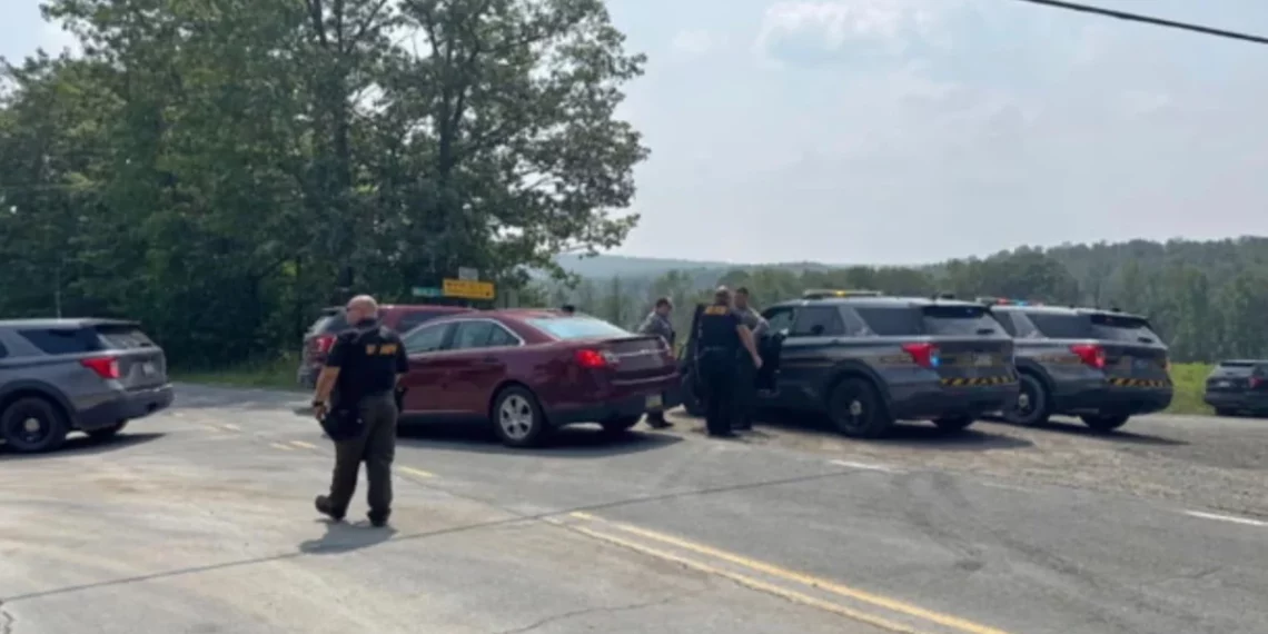 Të shtëna me armë zjarri: 61-vjeçari vret fqinjën dhe sfidon efektivët e policisë, plagos dy prej tyre