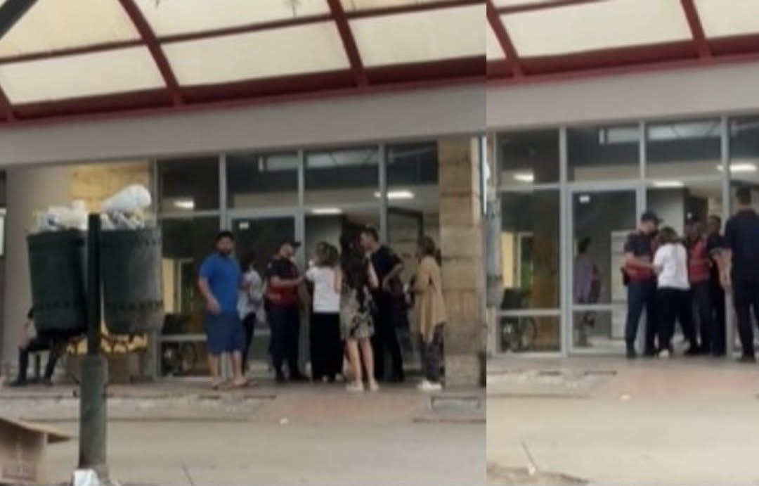 VIDEO TRONDITËSE: Vrasja e 14-vjeçarit në Maliq, nëna kërkon dëshpërimisht të birin e vdekur në dyert e spitalit: Më lini të shoh djalin për herë të fundit!