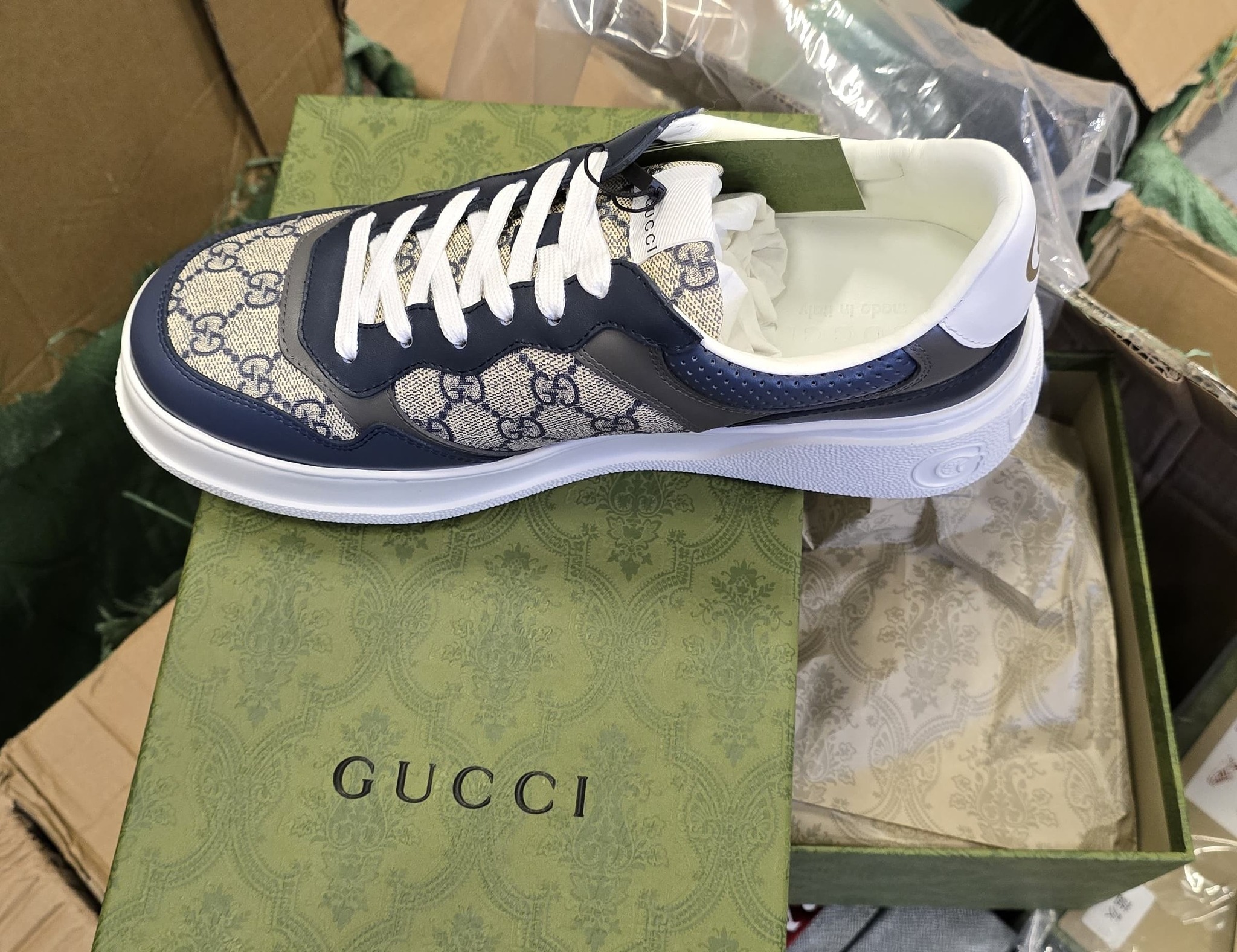 Dogana ndalon dhe asgjëson mbathje sportive të falsifikuara në Aeroportin e Prishtinës