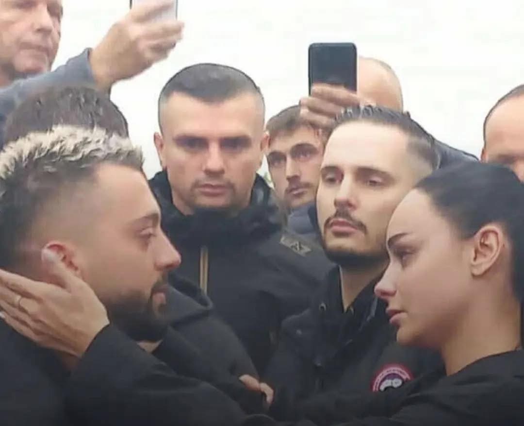 Egli Tako merr pjesë në varrimin e vëllait të Gjestit, befason me veprimin