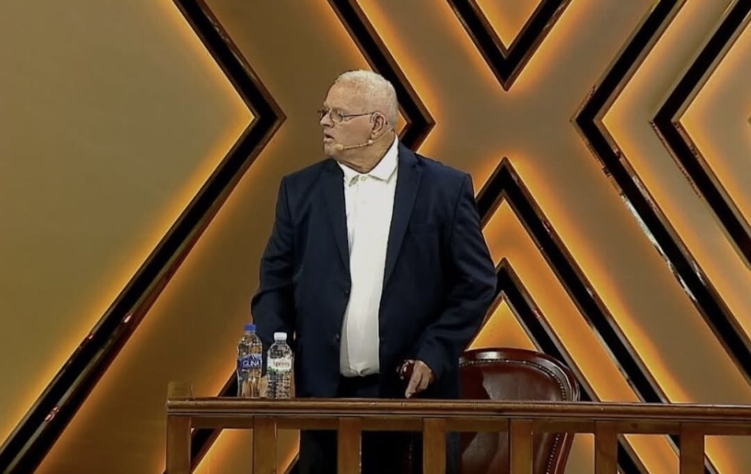 “Më gënjyen, më mashtruan!” Tronditet studioja, babai shan rëndë vajzën live