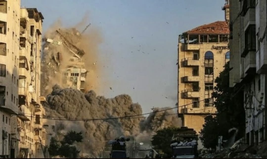 Pamje virale: Ushtria izraelite rrafshon në Gaza një ndërtesë të lartë, vijojnë thirrjet për evakuuim të civilëve