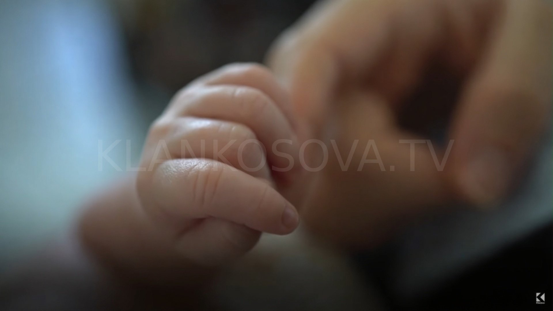 “Na i kanë myt foshnjet”: Tronditëse, gratë rrëfejnë për lindjet në QKUK (VIDEO)