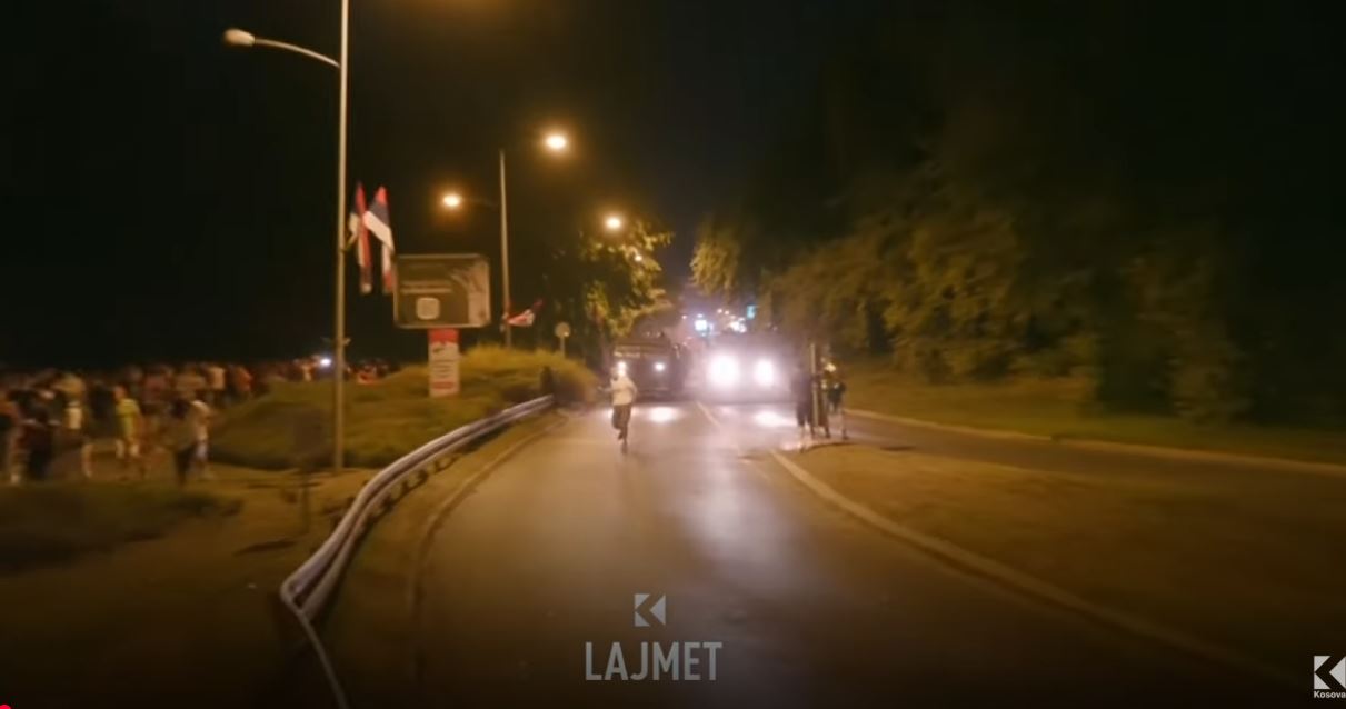 E pranon Vuçiq, parada serbe, kundër aleancave të fqinjëve (VIDEO)