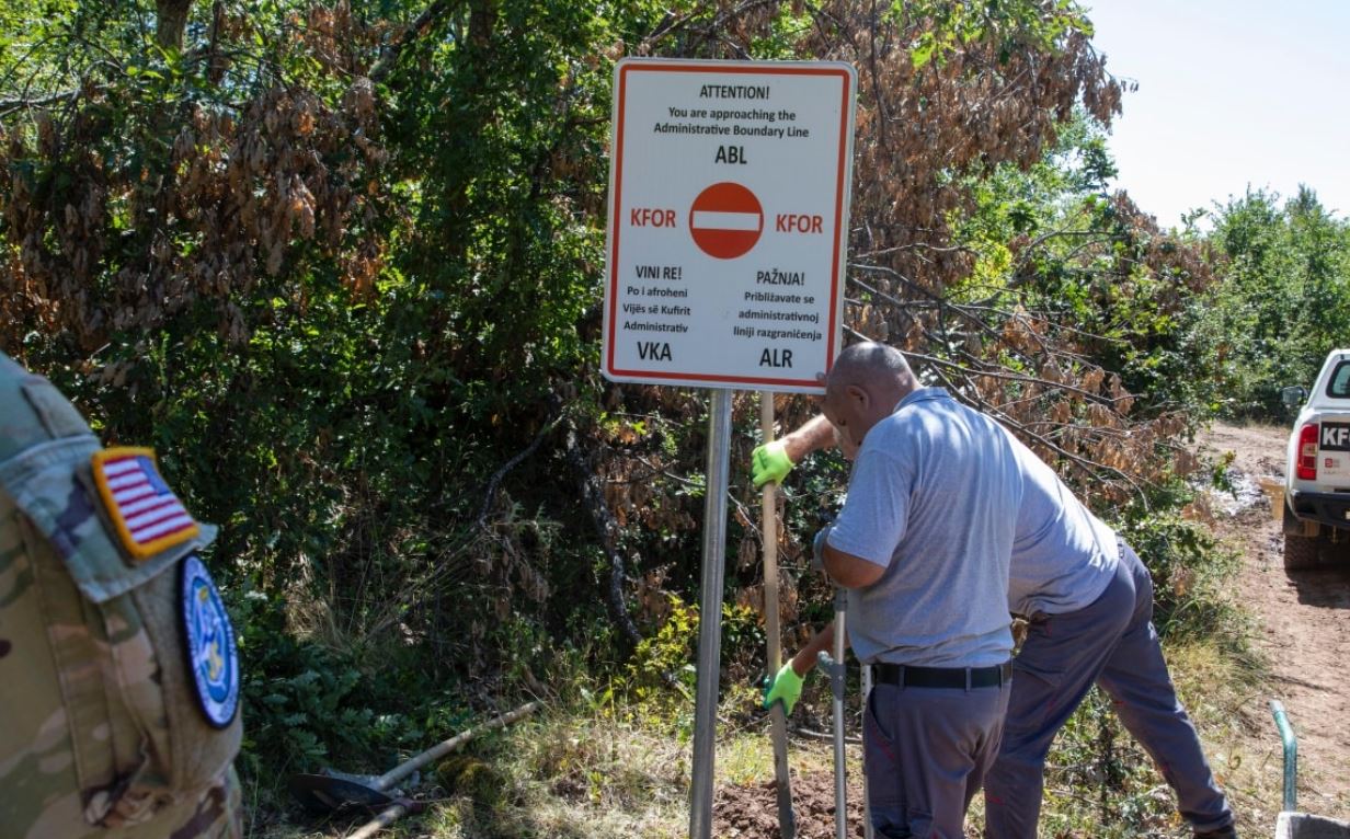 Çfarë po ndodh?? Kfori Sinjalizon përgjatë kufijve të Kosovës!