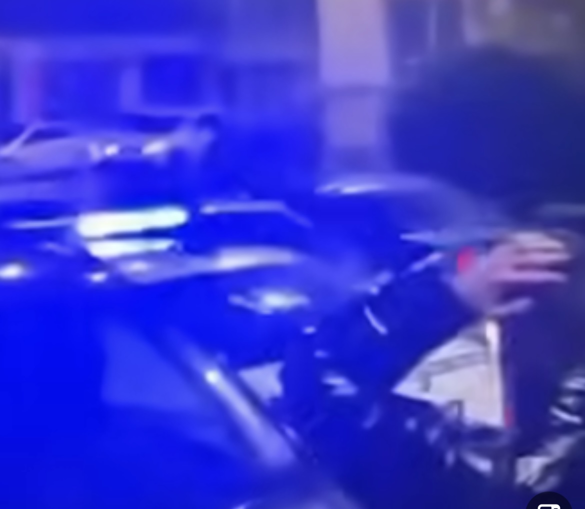 Në Bujanoc, Serbi, shqiptarët festojnë para policisë duke qëlluar me armë në ajër (VIDEO)