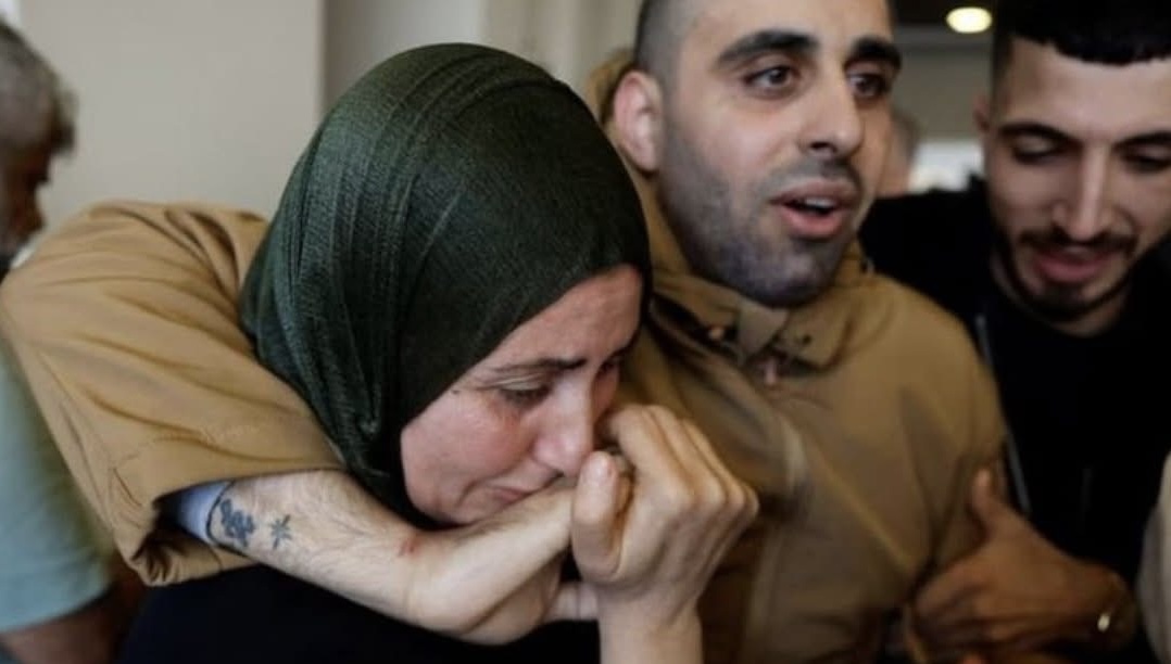 Momenti historik: Afër 2,000 palestinezë lirohen nga burgu nga Izraeli — Paqja në Lindjen e Mesme po bëhet realitet