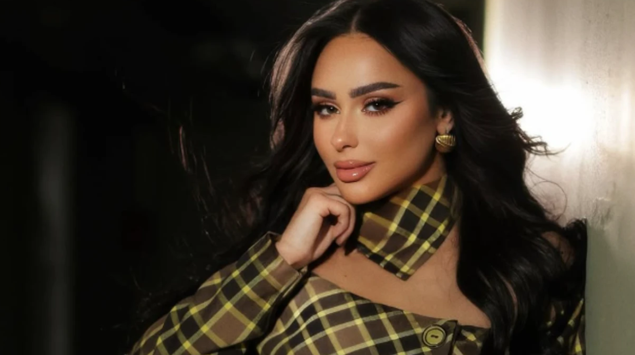 Egli Takos i dalin fotot e zh`veshur nga dhoma e hotelit (SHIKO FOTOT)