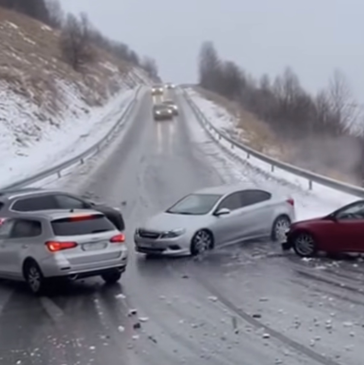 AKSIDENT I RËNDË KA NDODHUR NË VEND!!!4 Persona të …