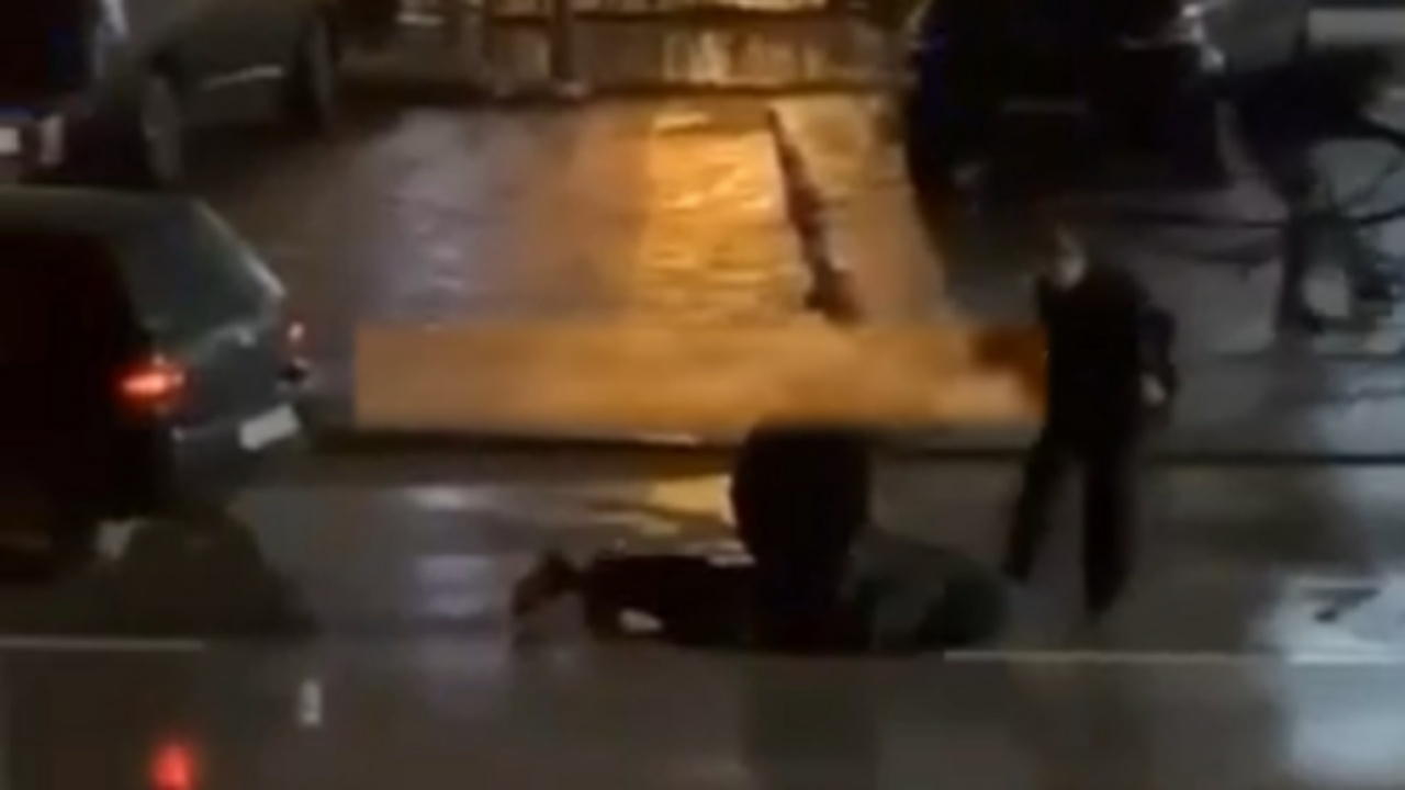 “Qen, i poshtër”: VIDEO E RËNDË, policia dh`unon brutaIisht të riun gjatë arrestimit!