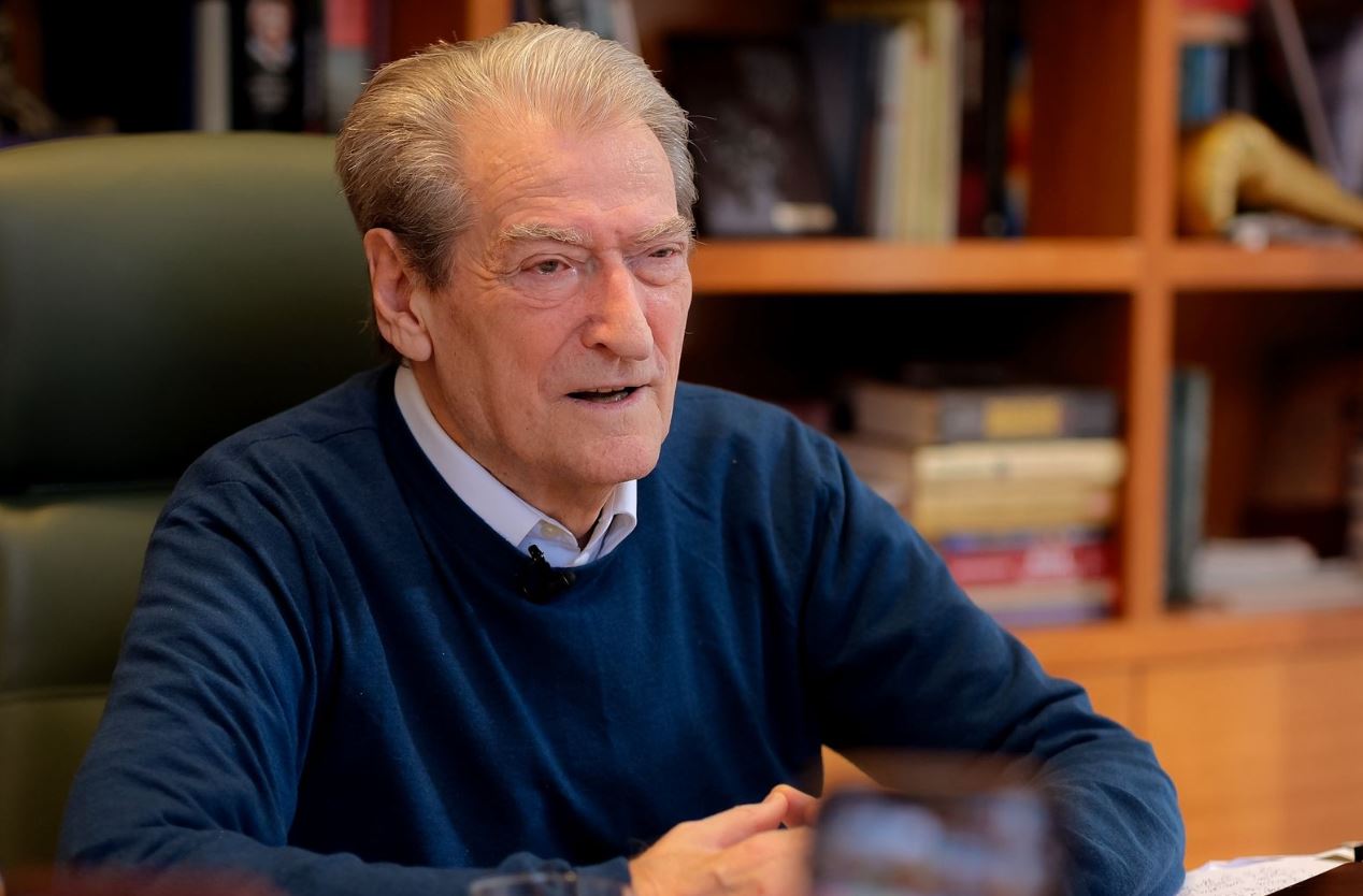 “E kam mbështetur publikisht, por…”- Protesta para Kryeministrisë, Berisha tregon a e ka ftuar Adriatik Lapajn