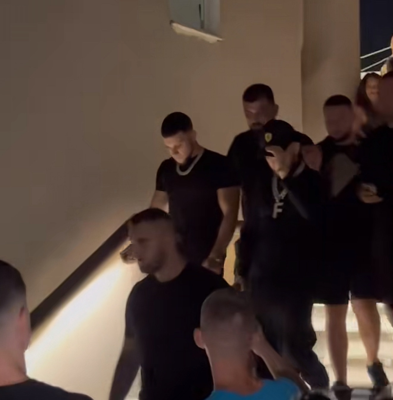 Publikohen PAMJET!!! Momenti kur Butrint Imeri Sulmohet nga Finem (VIDEO)