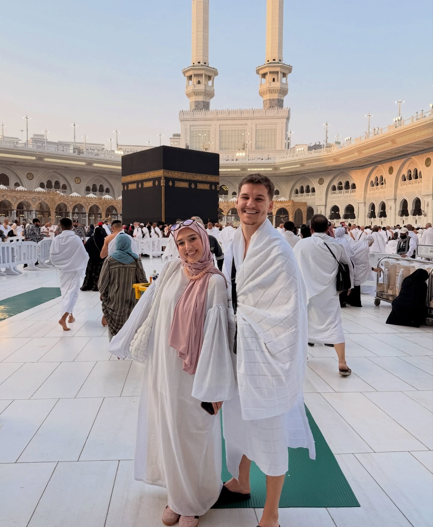 ”Faleminderit o Allah”, Adri dhe Iliriana përjetojnë emocionet e paharrueshme shpirtërore pranë Qabes