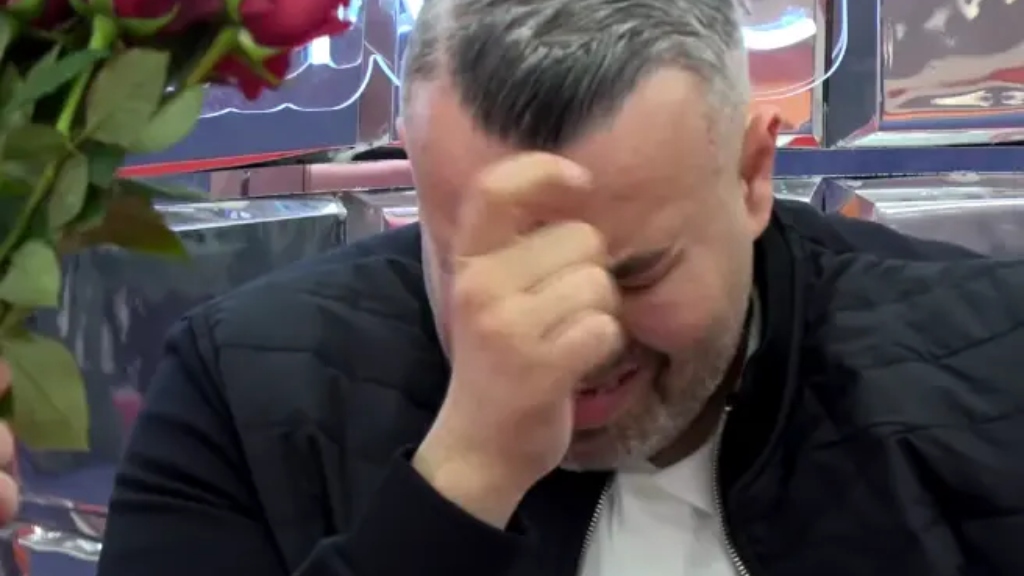 “Zemra ime rreh vetëm për ty” – Rogerti përlotet nga letra e bashkëshortes: Më mungon o dreqe