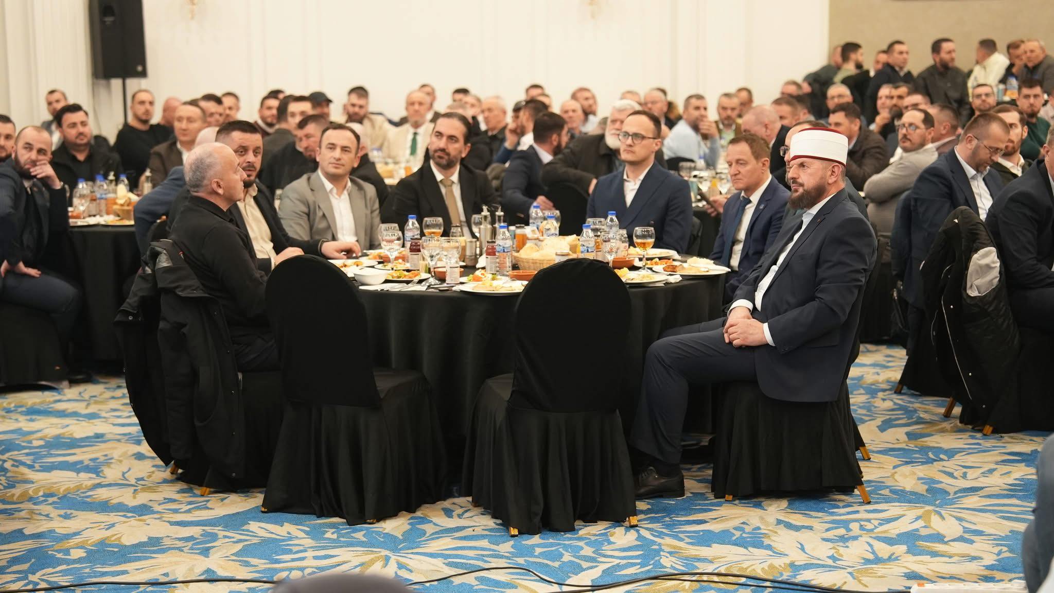 Iftari i Shefqet Krasniqit i bashkon pozitë dhe opozitë – Do habiteni se kush ishte