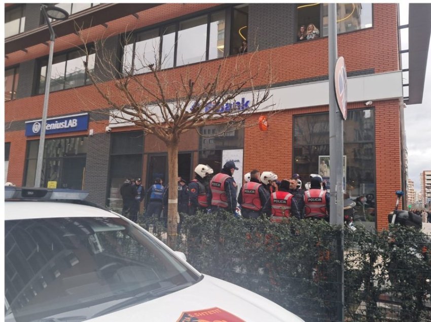 I fundit! Grabitet me armë Banka e njohur në Tiranë