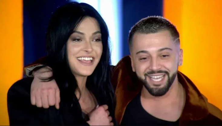 Prekëse/ Motra e Gjestit shpërthen në lot pasi dëgjon dedikimin për vëllain e tyre të ndjerë (Video)