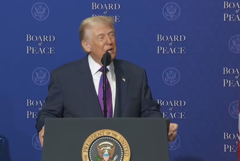 TRONDITET BALLKANI! 🔥 Trump futet në mes të Kosovës dhe Serbisë…