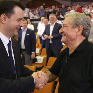 Përfundon përplasja – Lulzim Basha tërhiqet, i lë gjithçka në dorë Sali Berishës, poashtu dhe…