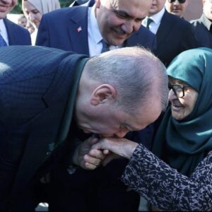 “Nuk e harron asnjëherë”- Presidenti Erdogan: Jam rritur në duart e një nëne shqiptare