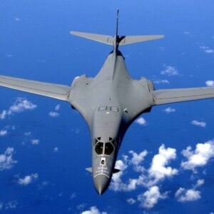 Bom’barduesi më i shpejtë i Forcave Ajrore Amerikane zbarkon në…