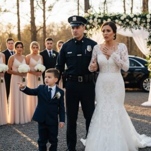 Drama në një dasmë: Një djalë i vogël tundohet dhe zbulon një sekret kur unazat zhduken – nusja duket e zbehtë ndërsa oficerët e policisë reagojnë drejt makinës së dasmës.