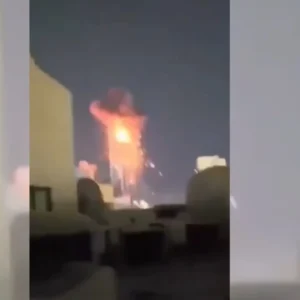 TERROR NË DUBAI! Irani shkatërron godinën luksoze para syve të të gjithëve!