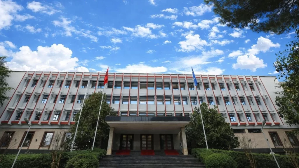 SHPËRTHEN alarmi! Ministria paralajmëron: Rrezik i madh për shqiptarët që udhëtojnë në…