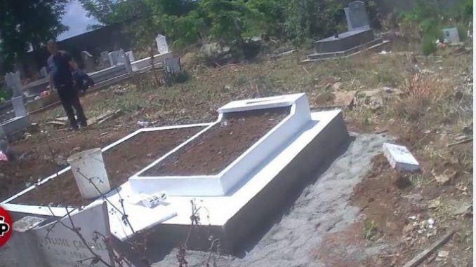 SHOK!! Shkojnë të shohin Varrin e Gjyshes, Ajo çfarë Gjeten aty po TRONDIT botën!!!