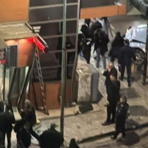 E FUNDIT: Aksident i rëndë, makina përfundon brenda hotelit…