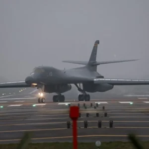 Një bombardues i madh amerikan që mund të mbajë 24 raketa ka zbarkuar në Mbretërinë e Bashkuar