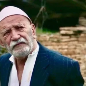 Çun Lajçi i ashpër ndaj Vjosa Osmani: “A s’ishte boll me u ba Kryeparlamentare e Presidente? Çka deshti tjetër?”