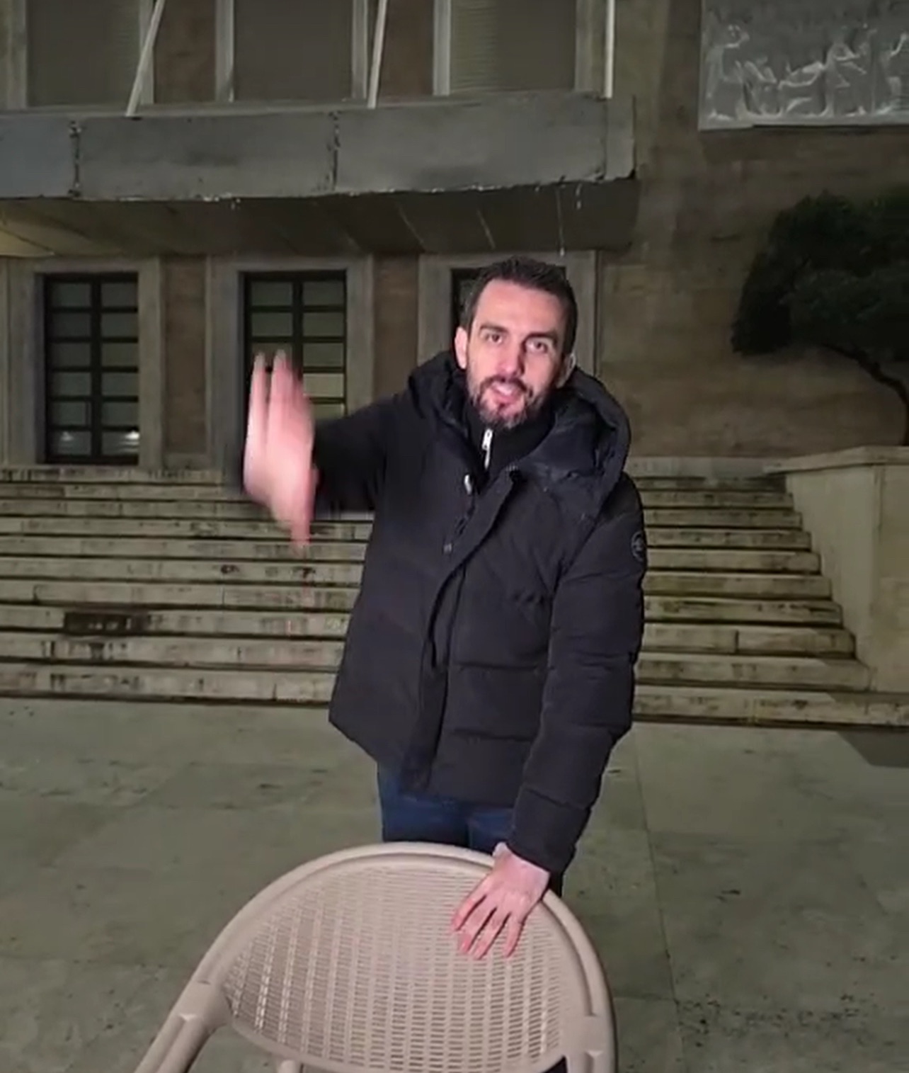 “Sheshi u lirua”, Adriatik Lapaj përmbys karrigen dhe bën një gje të papritur para kryeministrisë