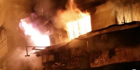 E RËNDË… BABAI RRIHTE NËNËN, 15-VJEÇARJA I VË FLAKËN SHTËPISË DHE E DJEG TË GJALLË