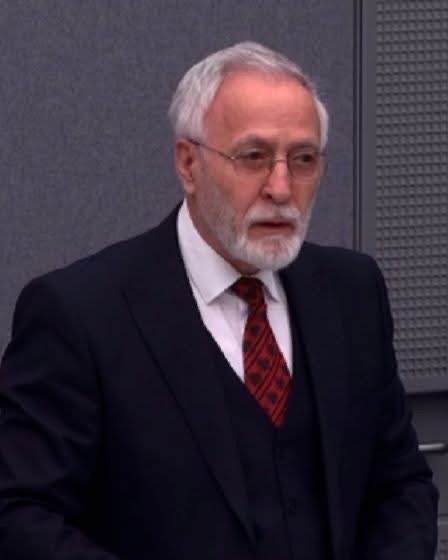 SKANDAL NË GJYKATË!’ Mbrojtja e Krasniqit Shpërthen dhe Rrëzon Krejt…