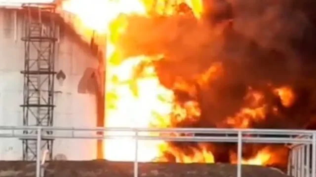 VIDEO/ Ukraina sulmon rafinerinë dhe infrastrukturën energjetike në Rusi