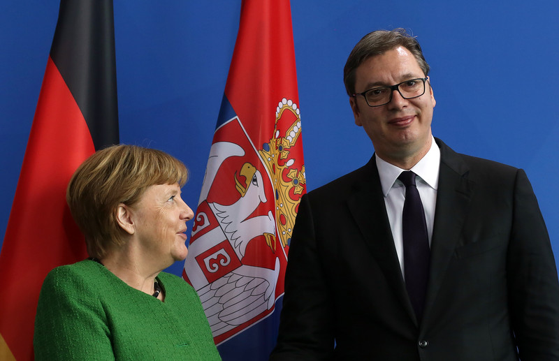 Akuza e FORTË që po bën bujë: Merkel ndihmoi Vuçiqin që…