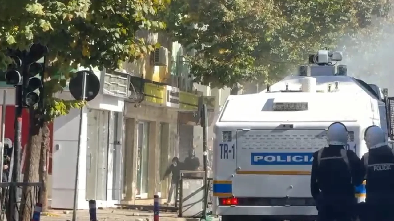 Tensionet në Rrugën e Durrësit, protestuesit sulmojnë dhe i vënë flakë një banke