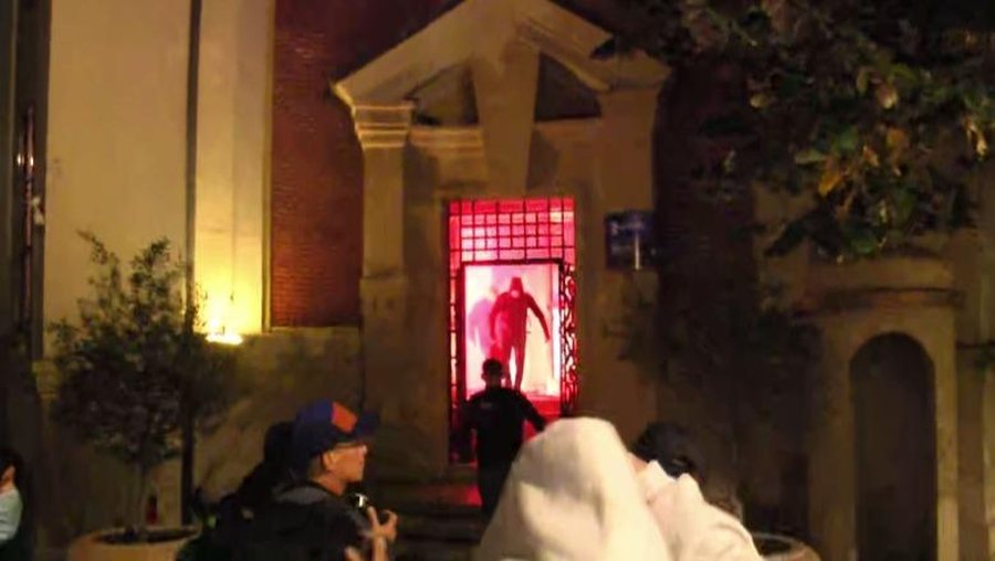Video: Protestuesit futen në Bashkinë e Tiranës dhe i vënë zjarrin godinës, policia detyrohet të…