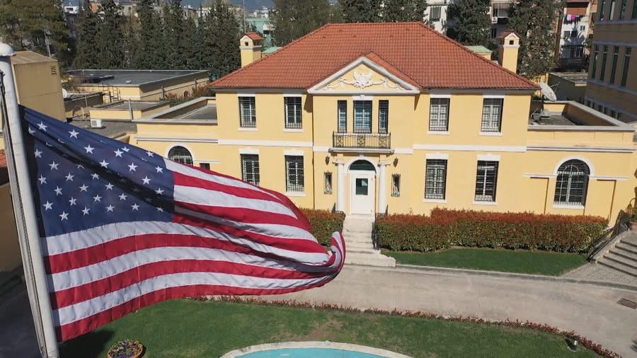 Pas dhunes në Tiranë, REAGON AMBASADA AMERIKANE!