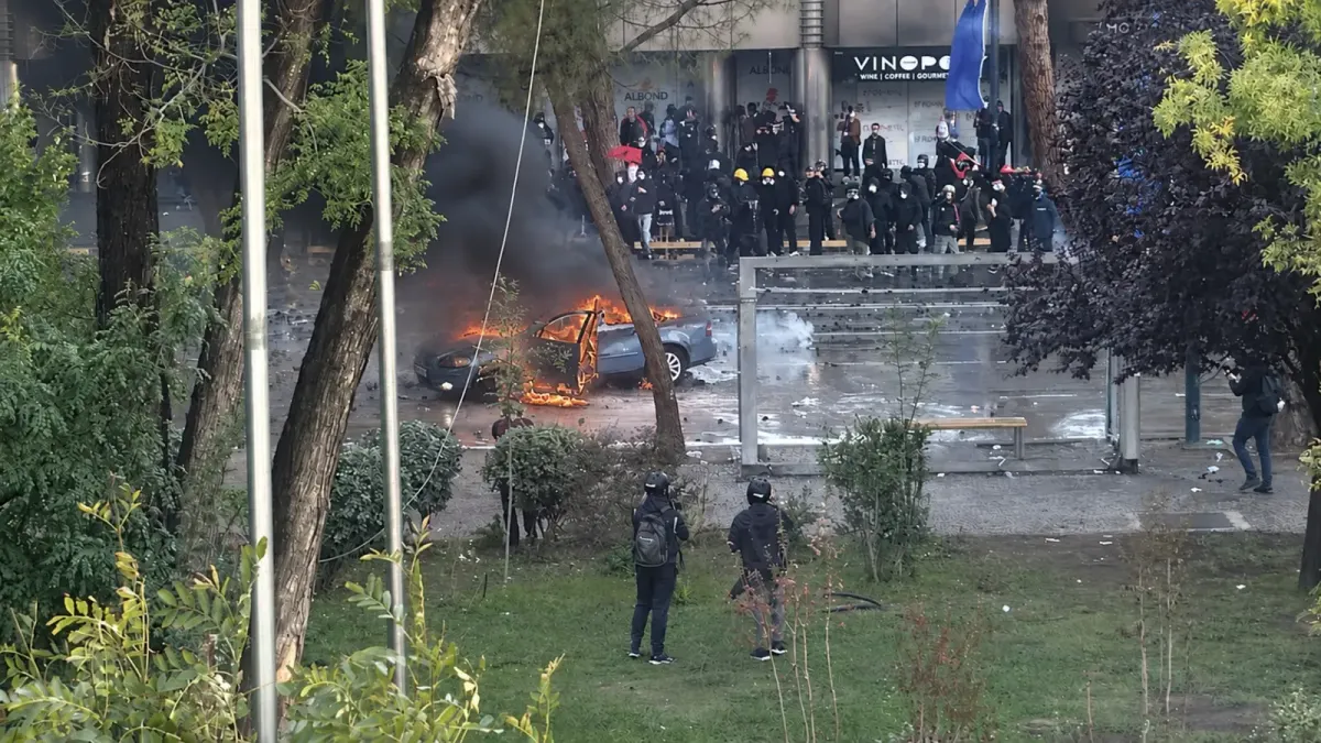 Lufte para Kryeministrisë në Tiranë, shpërthim brenda…